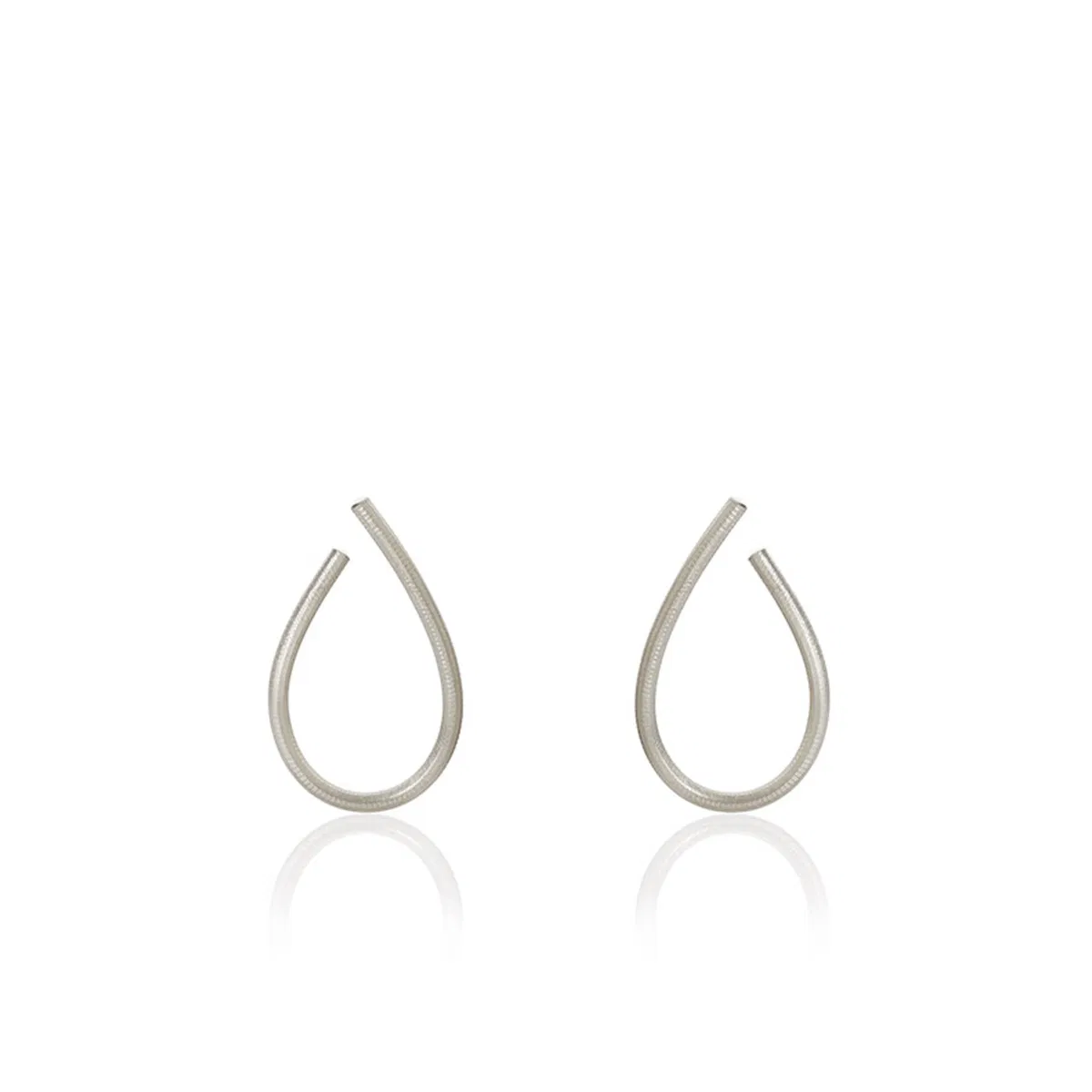 Ørepynt, Kharisma mellom